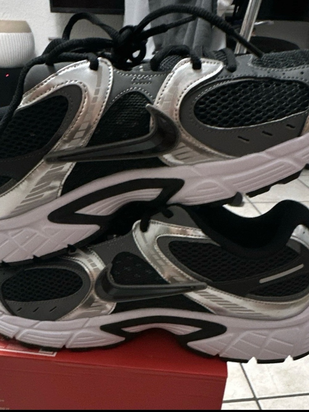 Nike Men's Athletic Shoes V5RNR - Picture 3 of 8